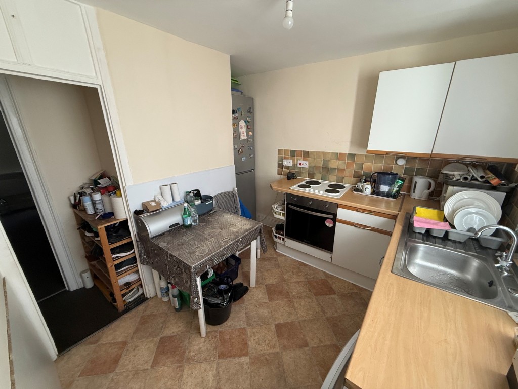Lot: 119 - MIXED USE TOWN CENTRE INVESTMENT PROPERTY - Flat kitchen area on the first floor